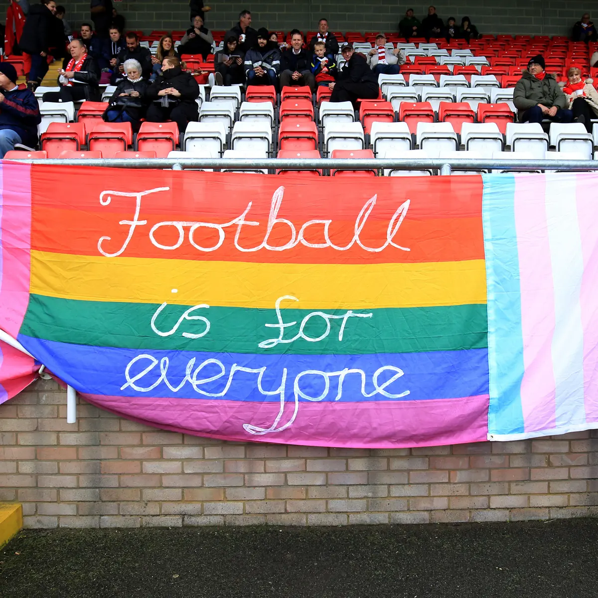 De impact van homofobie op LGBTQ+ voetbalfans: Een diepgaande analyse
