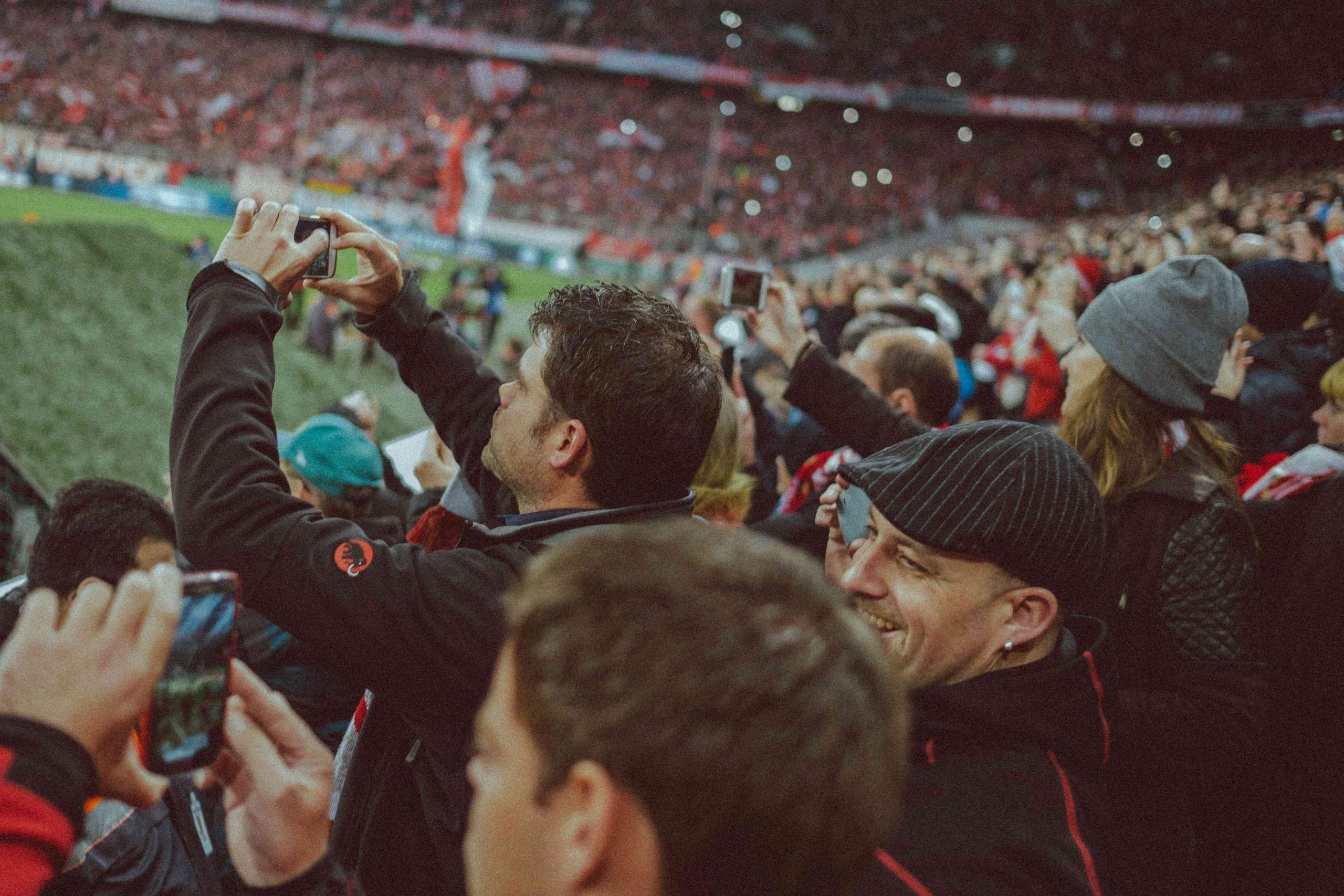 Dalle divise ai messaggi politici: come il calcio riflette le tensioni globali